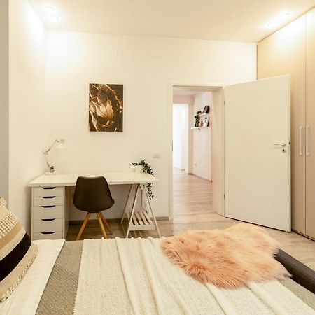Ideal Stay: Spacious 2Br Apt Near Calea Victoriei บูคาเรสต์ ภายนอก รูปภาพ