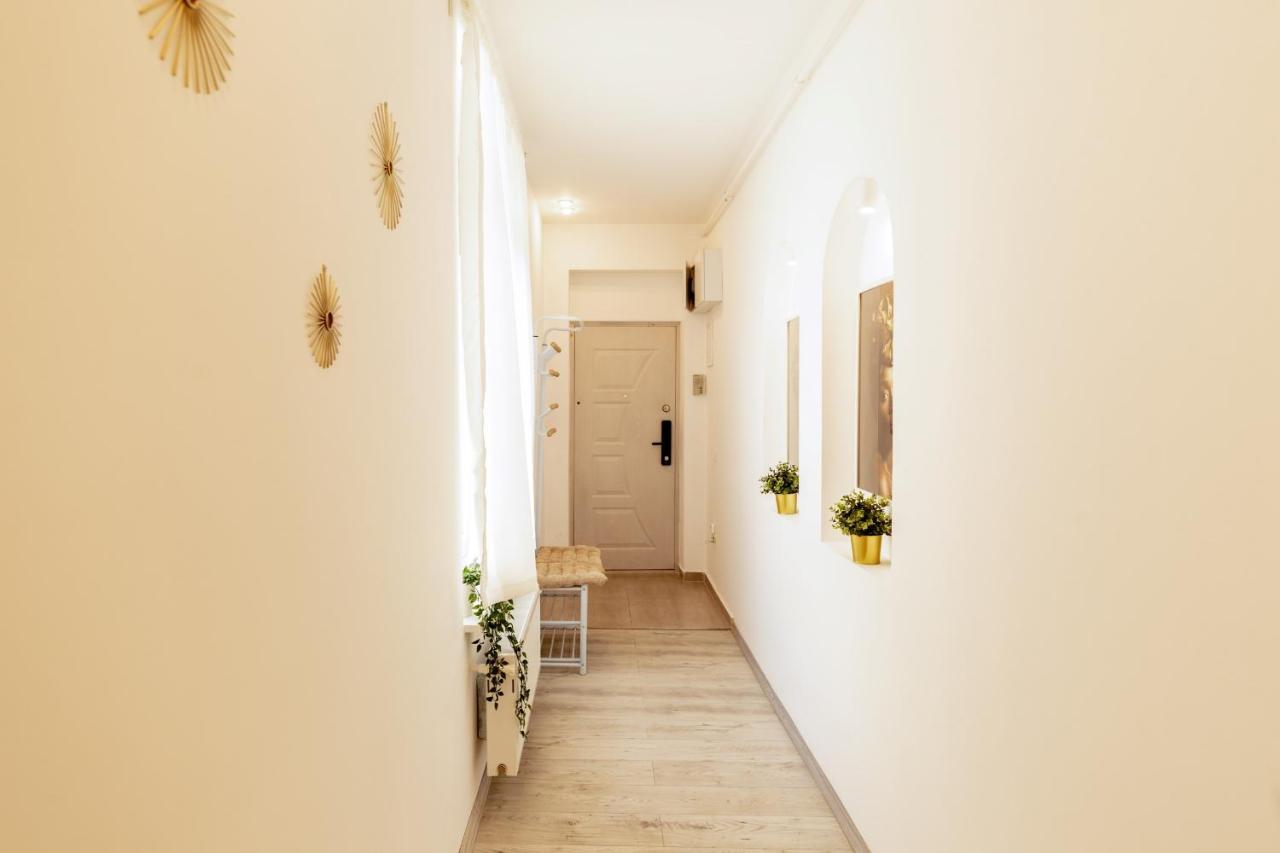 Ideal Stay: Spacious 2Br Apt Near Calea Victoriei บูคาเรสต์ ภายนอก รูปภาพ