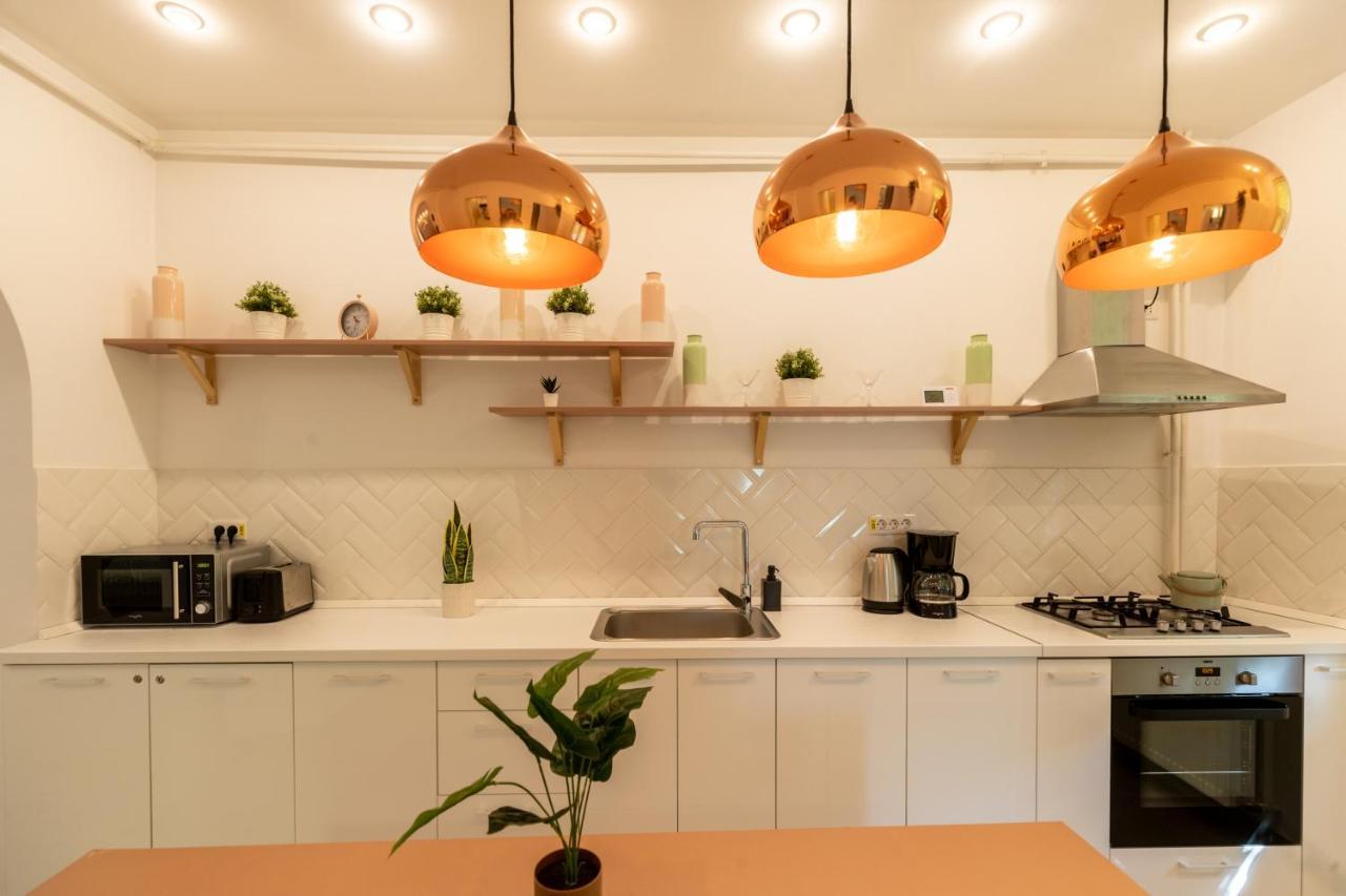 Ideal Stay: Spacious 2Br Apt Near Calea Victoriei บูคาเรสต์ ภายนอก รูปภาพ