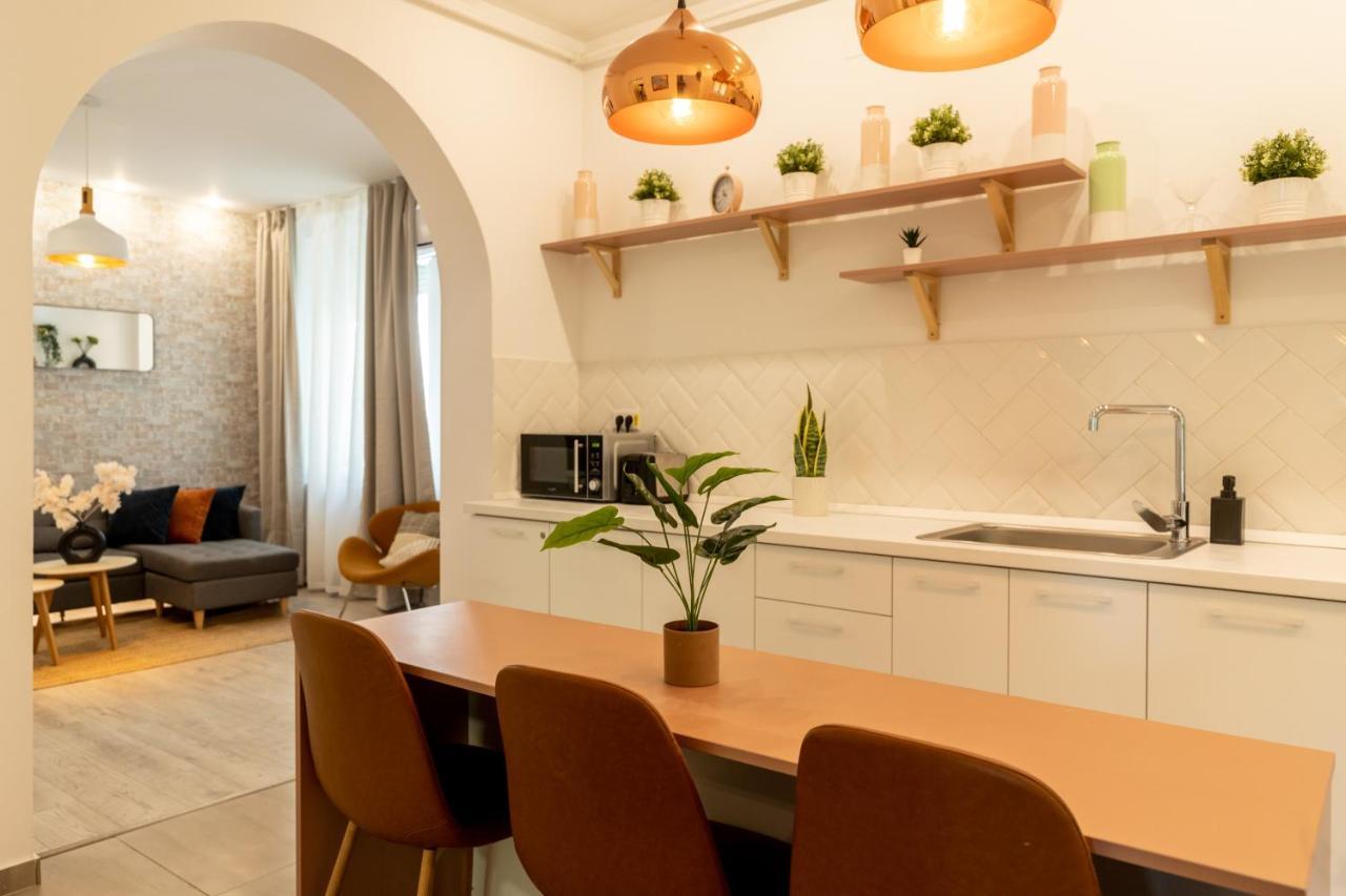 Ideal Stay: Spacious 2Br Apt Near Calea Victoriei บูคาเรสต์ ภายนอก รูปภาพ